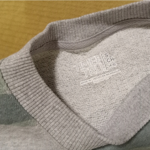 Bundle of 2 Camo Long Sleeve Light Sweaters - Picture 2 of 8